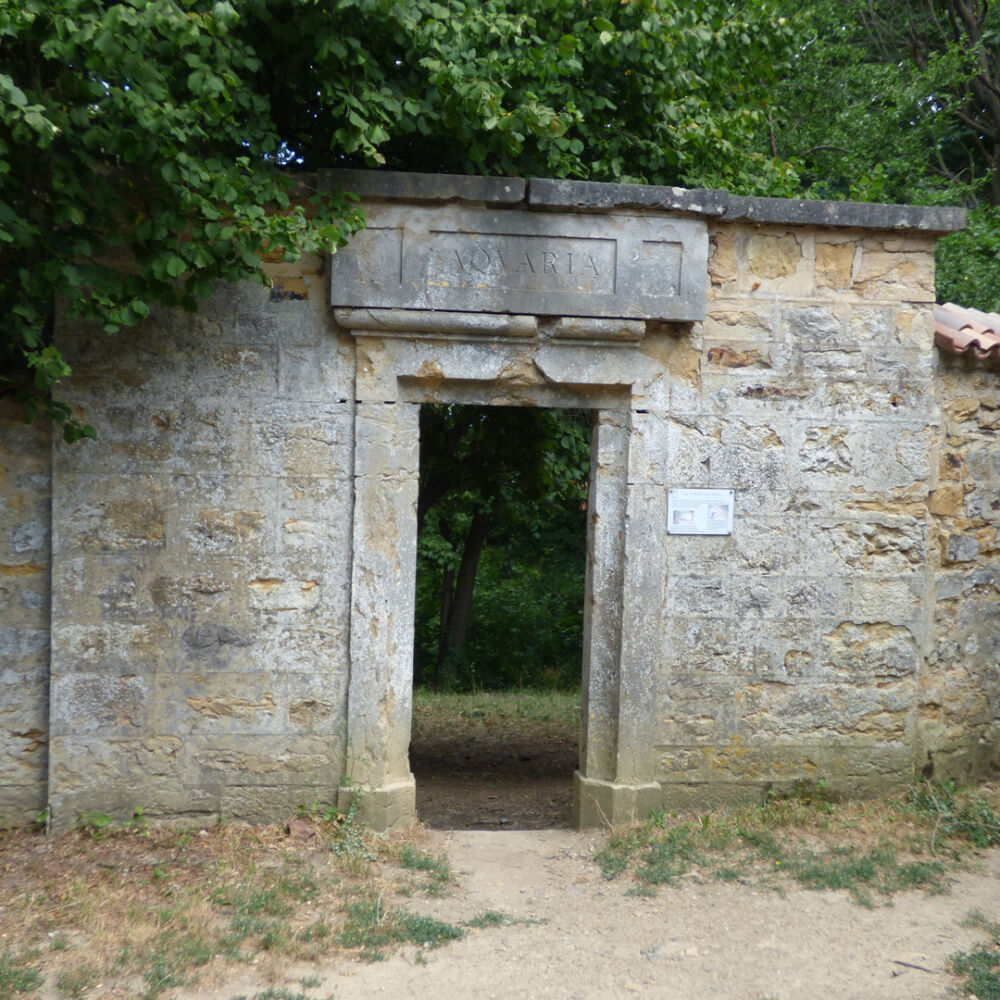 Une structure en pierre où l'on peut distinguer une ancienne entrée.