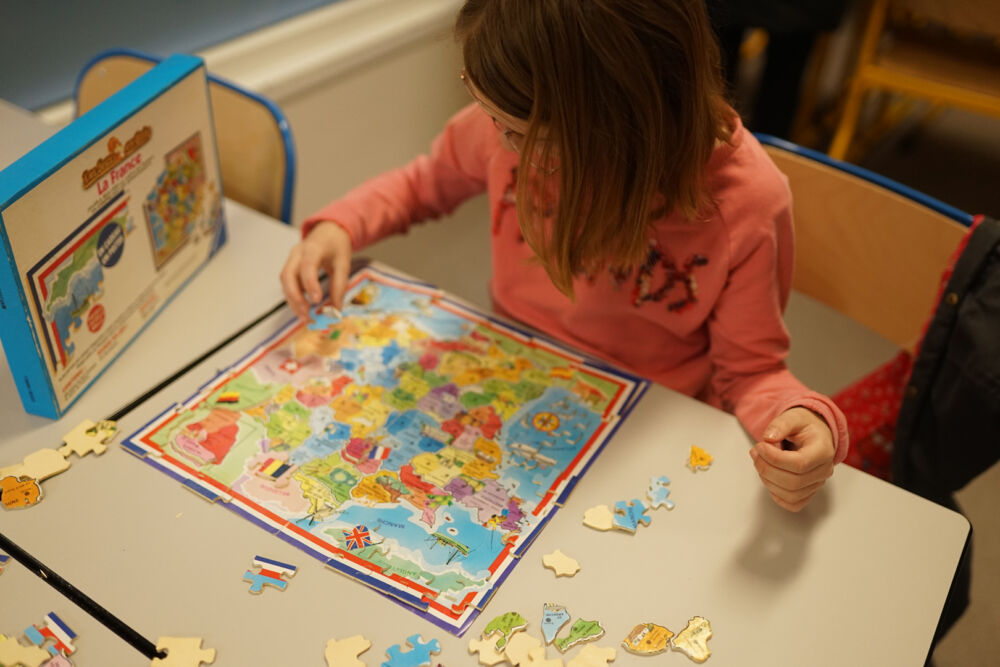 Une enfant qui joue à des jeux de société.