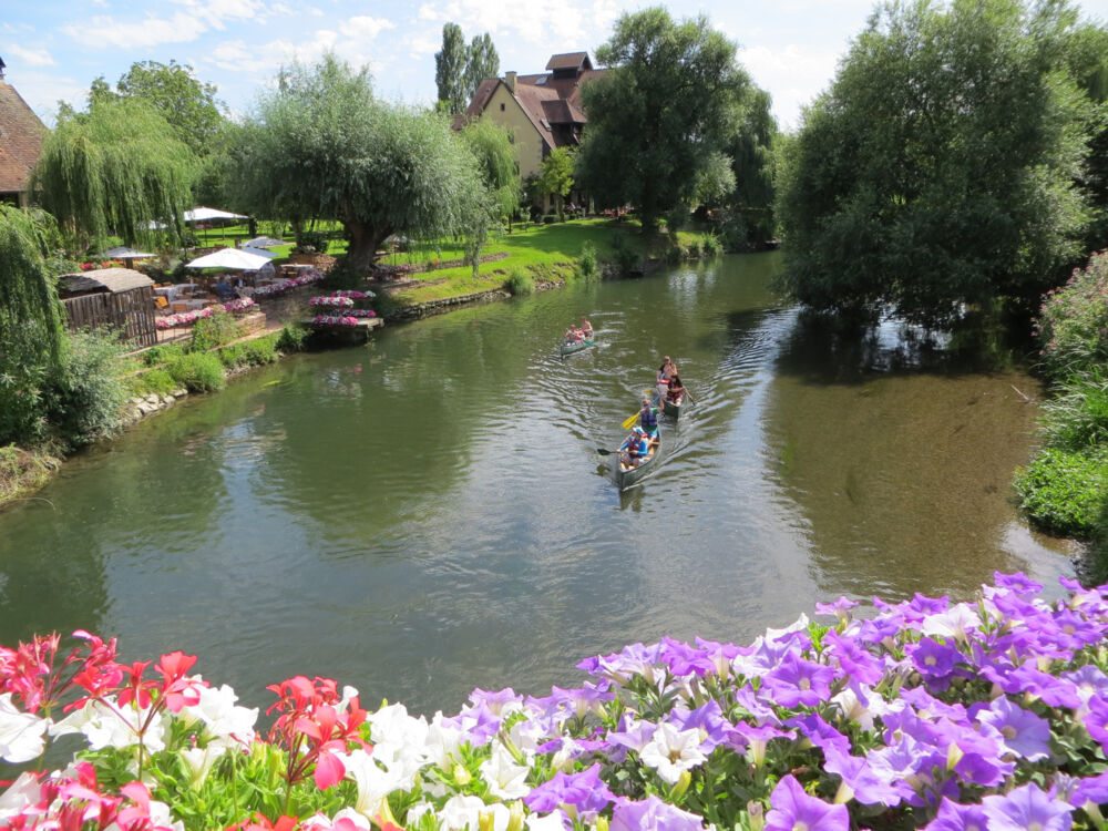 Des Illhousiens faisant du canoë au milieu de la verdure de la ville d'Illhaeusern.