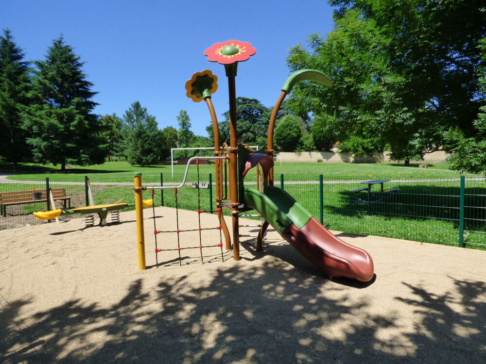 Le toboggan du parc avec des éléments à escalader pour les enfants.