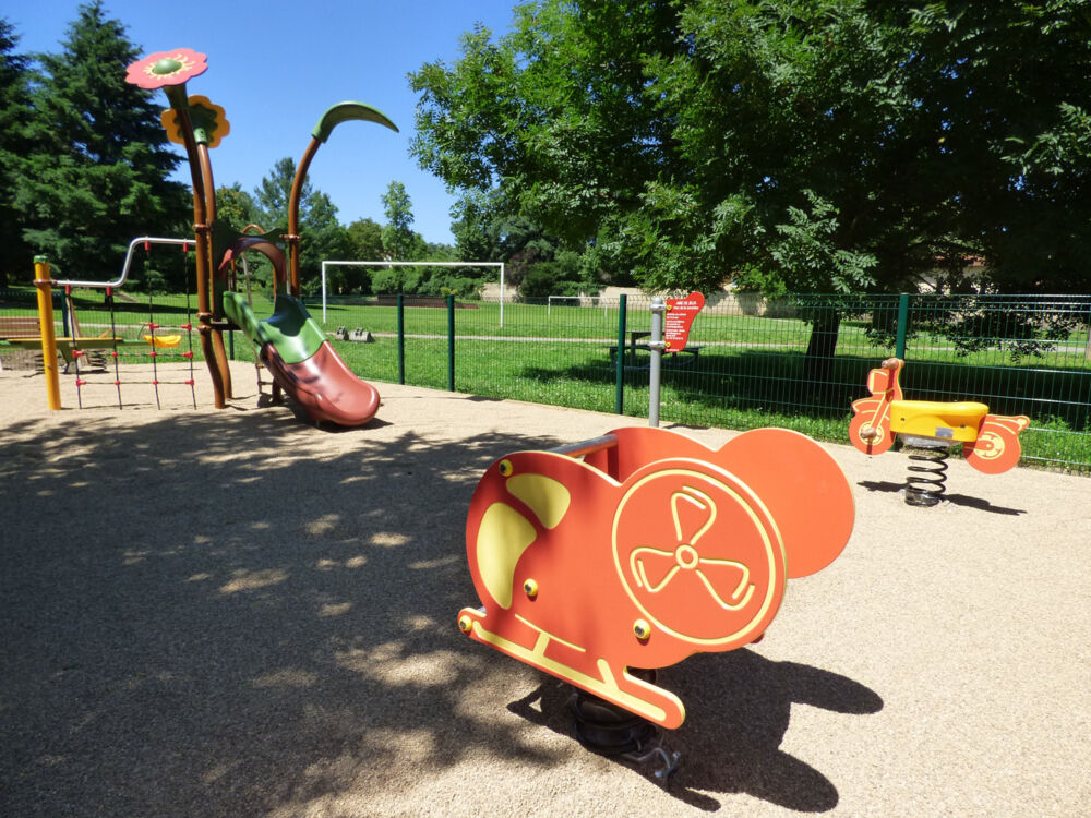 L'aire de jeux du parc de la jonchère avec un toboggan et des jeux à bascule pour enfant.