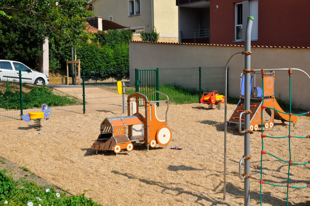 L'aire de jeux du parc de la jonchère avec des jeux à bascule et un toboggan.