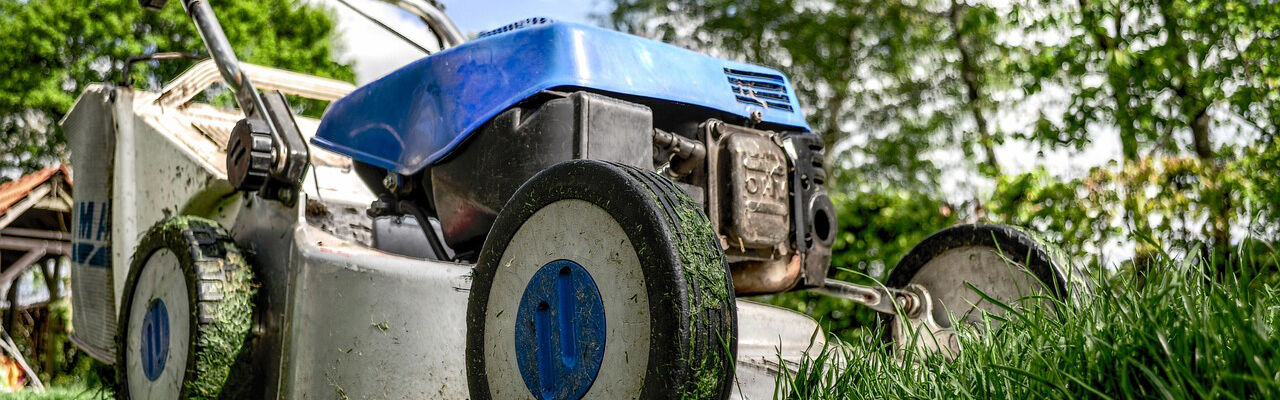 Une tondeuse qui coupe l'herbe pendant l'horaire autorisé de travaux de jardinage et de bricolage.