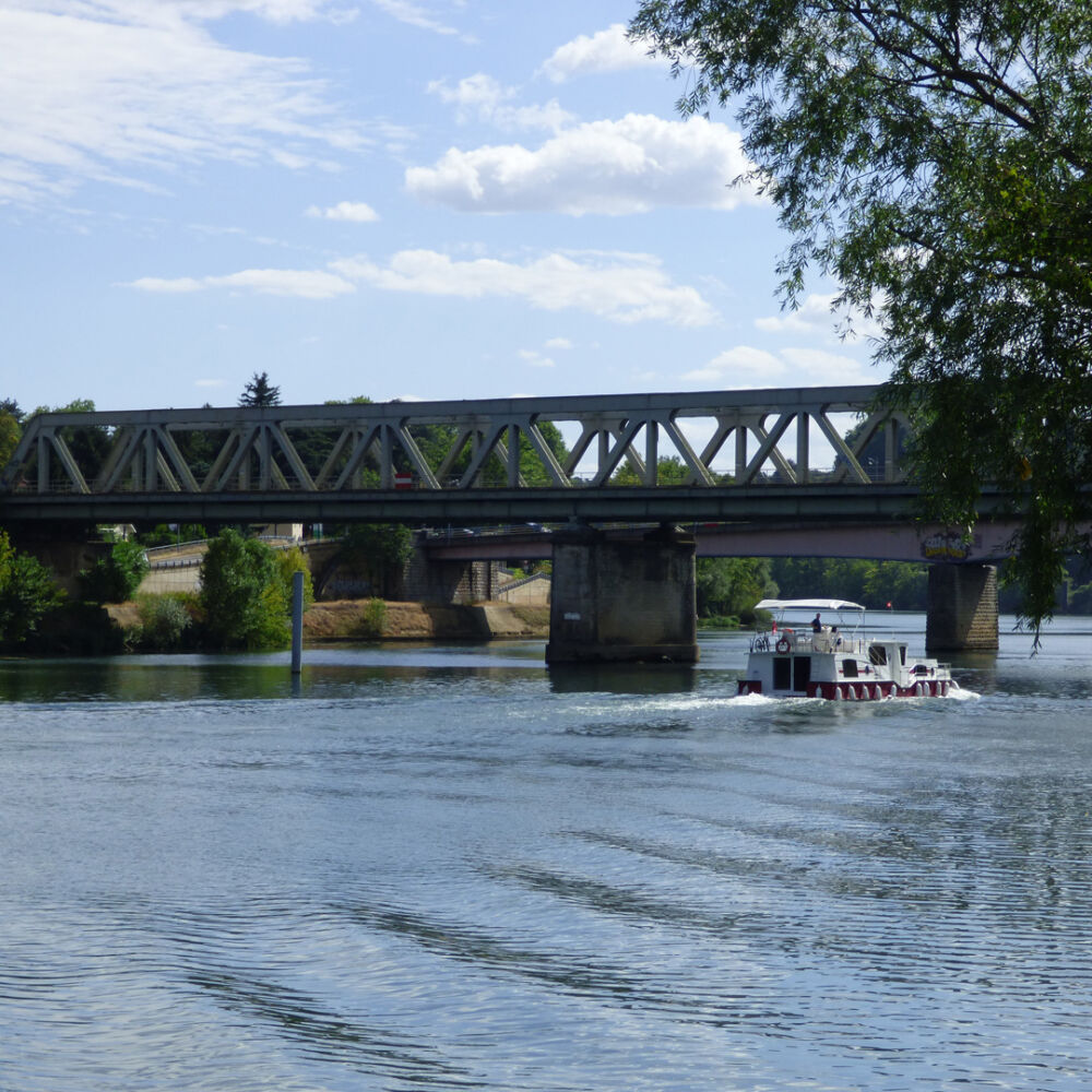 Un bateau passant sous un pont.