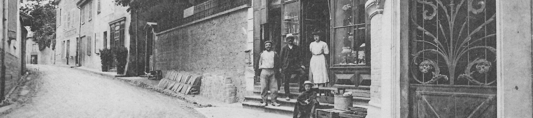 Une photo en noir et blanc de Collonges au Mont d'Or qui montre une maison d'époque.