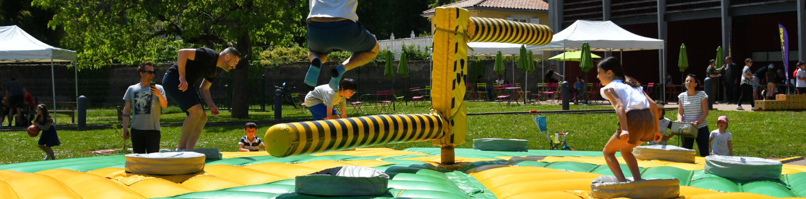 Des enfants Collongeards jouent sur une structure gonflable lors de la Collympiades de 2022 organisé par la ville de Collonges au Mont d'Or.