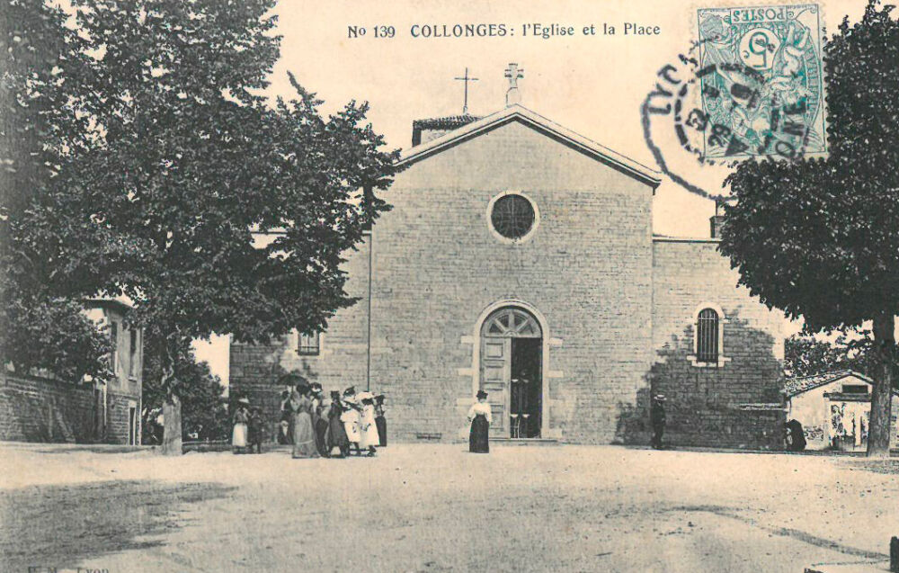 Une photo historique de l'église de Collonges en noir et blanc. Des personnes se trouvent devant l'entrée et attende pour rentrer dans l'église.
