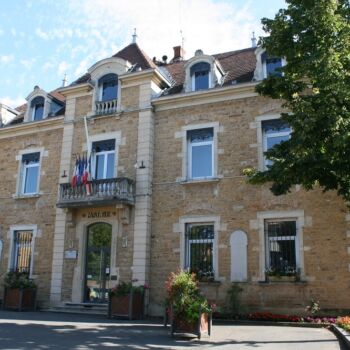 Façade de la Mairie de Collonges