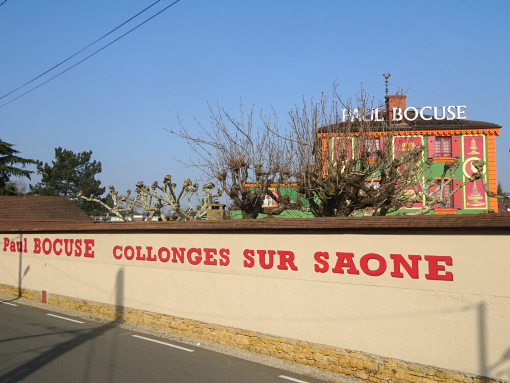 "Collonges sur Saône" enceinte restaurant Paul Bocuse