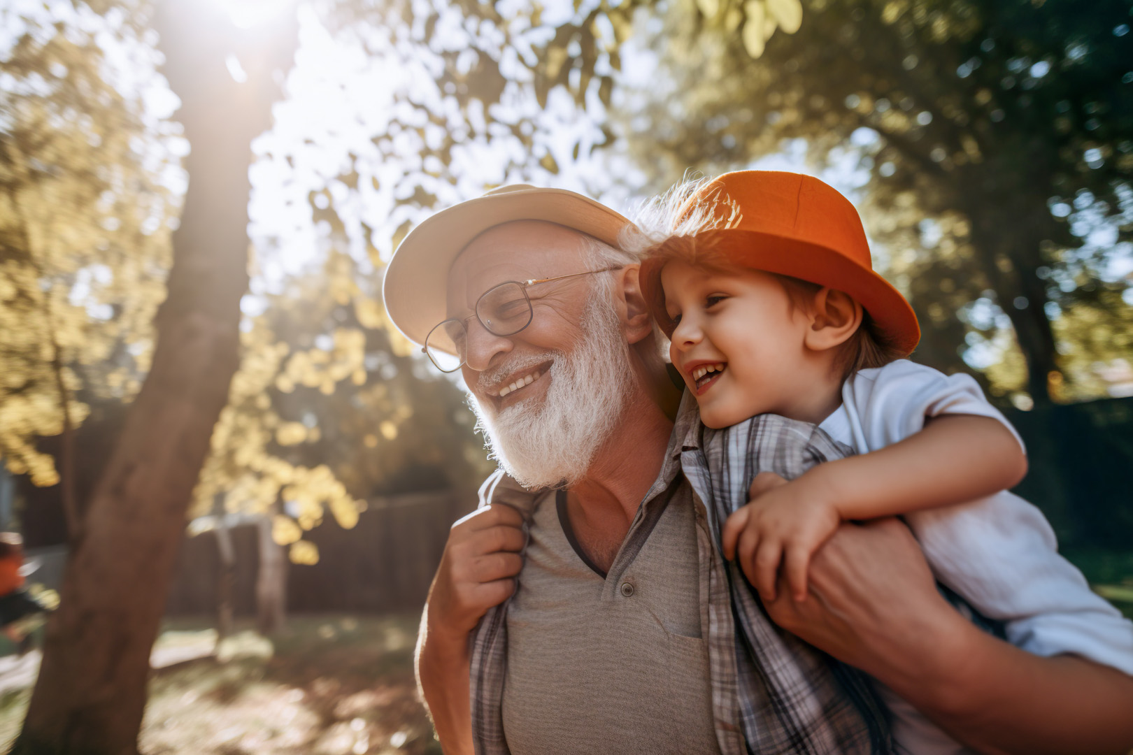 Un grand-père porte son petit-fils sur le dos pendant une balade en forêt.