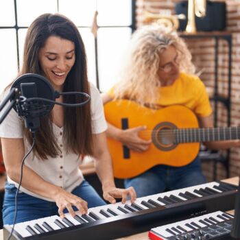 une femme joue du piano