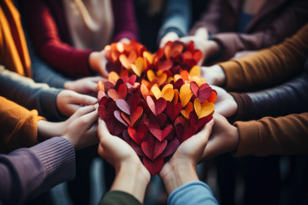 Image de plusieurs mains tenant des coeurs, en symbole de solidarité