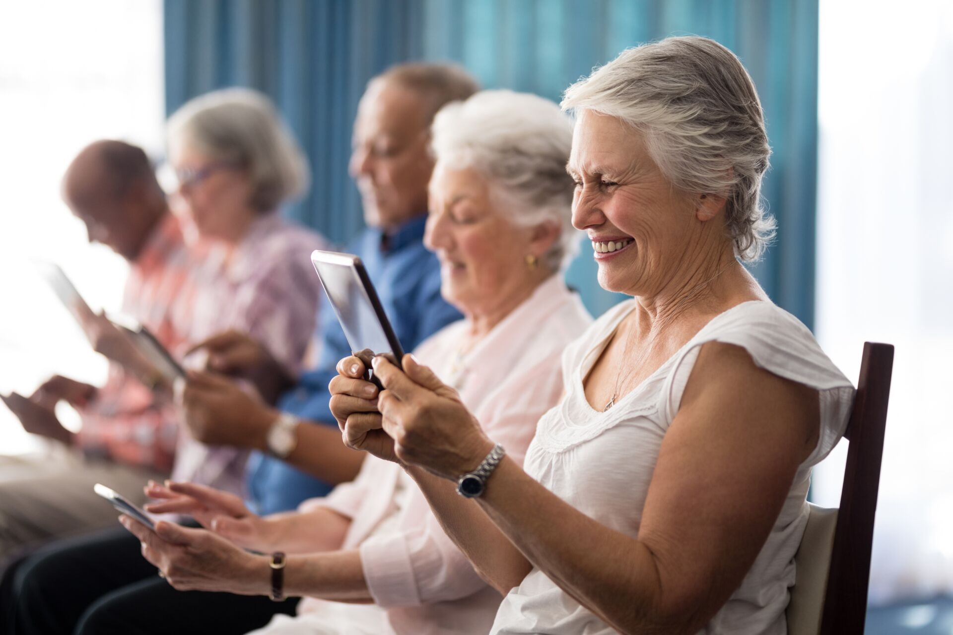 Plusieurs personnes sont devant leurs tablettes numériques