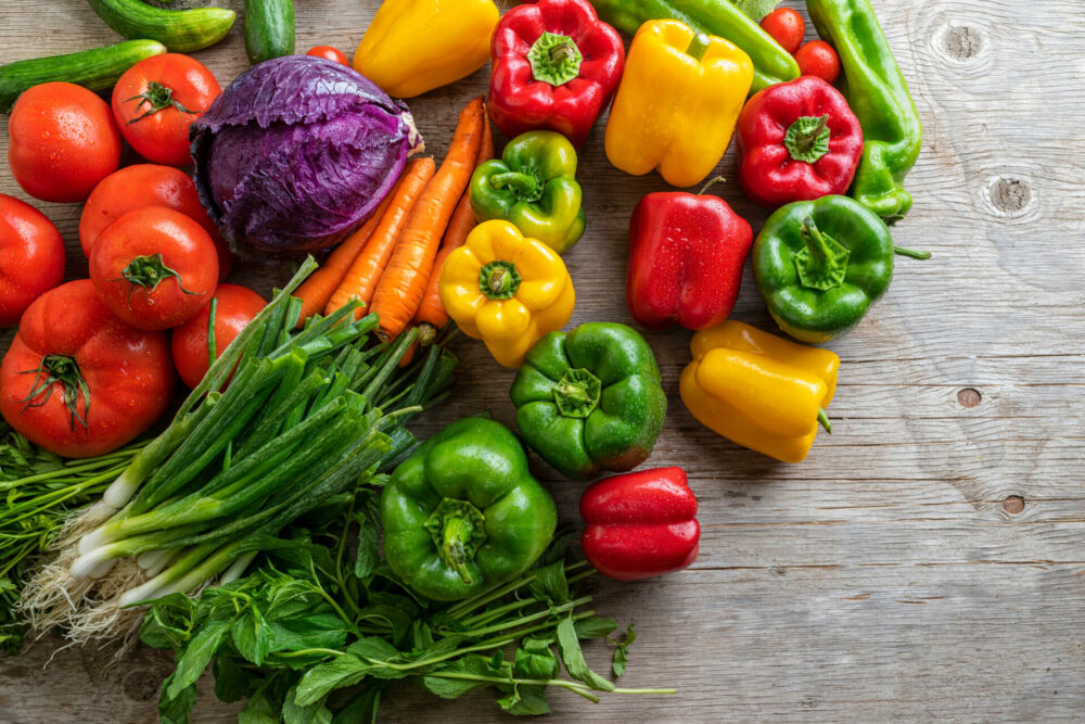 Plusieurs légumes et fruits sur une table