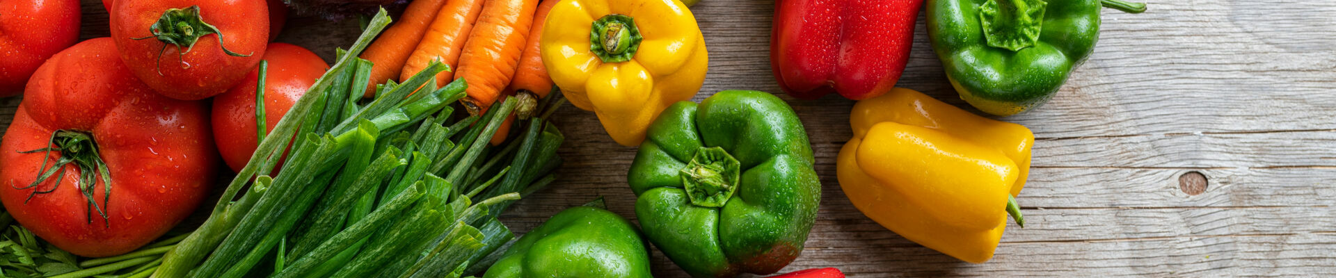 Plusieurs légumes et fruits sur une table
