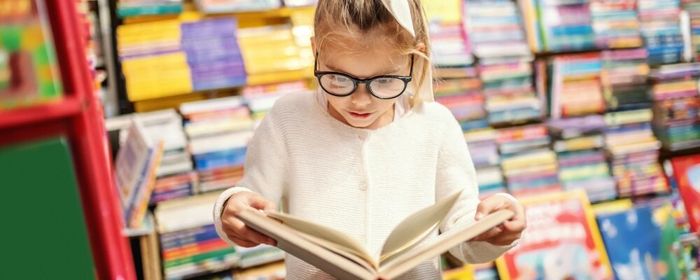 Petite fille en train de lire un livre