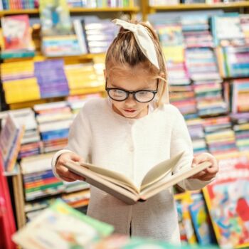 Petite fille en train de lire un livre