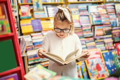 Petite fille en train de lire un livre