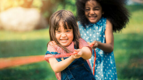 2 petites filles tirent sur une corde au jeu de force