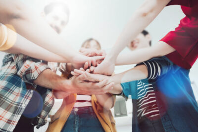 visuel de mains groupées en signe de solidarité et d'esprit d'équipe
