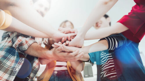 visuel de mains groupées en signe de solidarité et d'esprit d'équipe