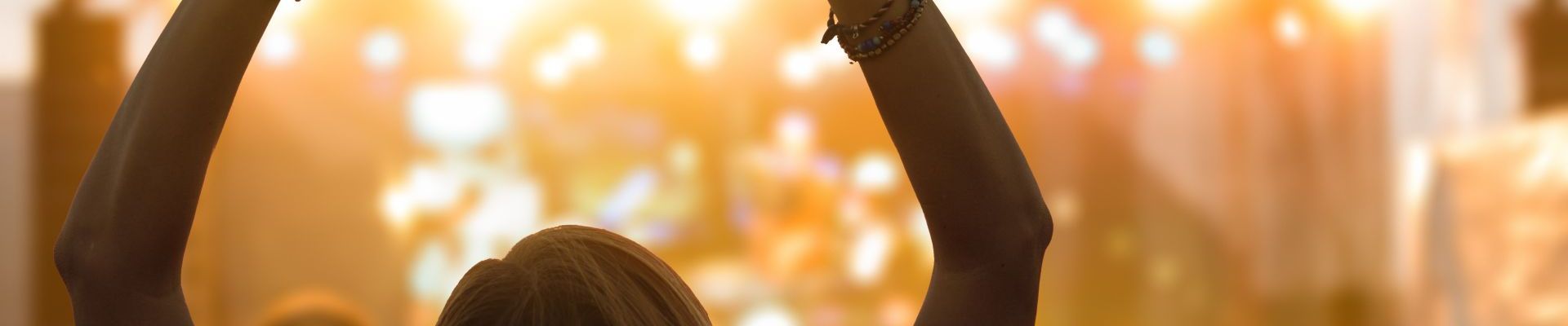 Fête de la musique avec une femme qui fait un coeur avec ses mains