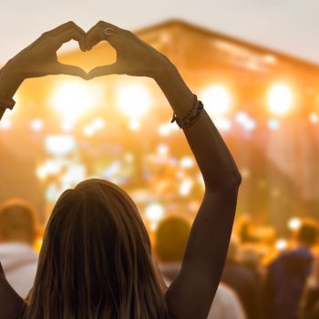 Fête de la musique avec une femme qui fait un coeur avec ses mains
