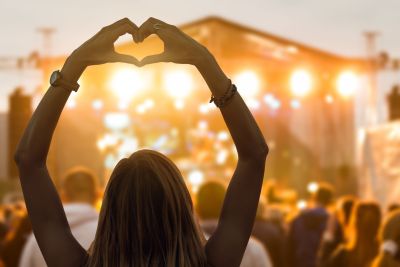 Fête de la musique avec une femme qui fait un coeur avec ses mains
