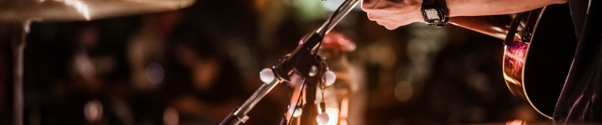 Concert avec une guitare et une batterie le soir.