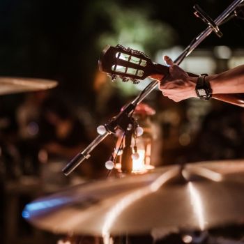 Concert avec une guitare et une batterie le soir.